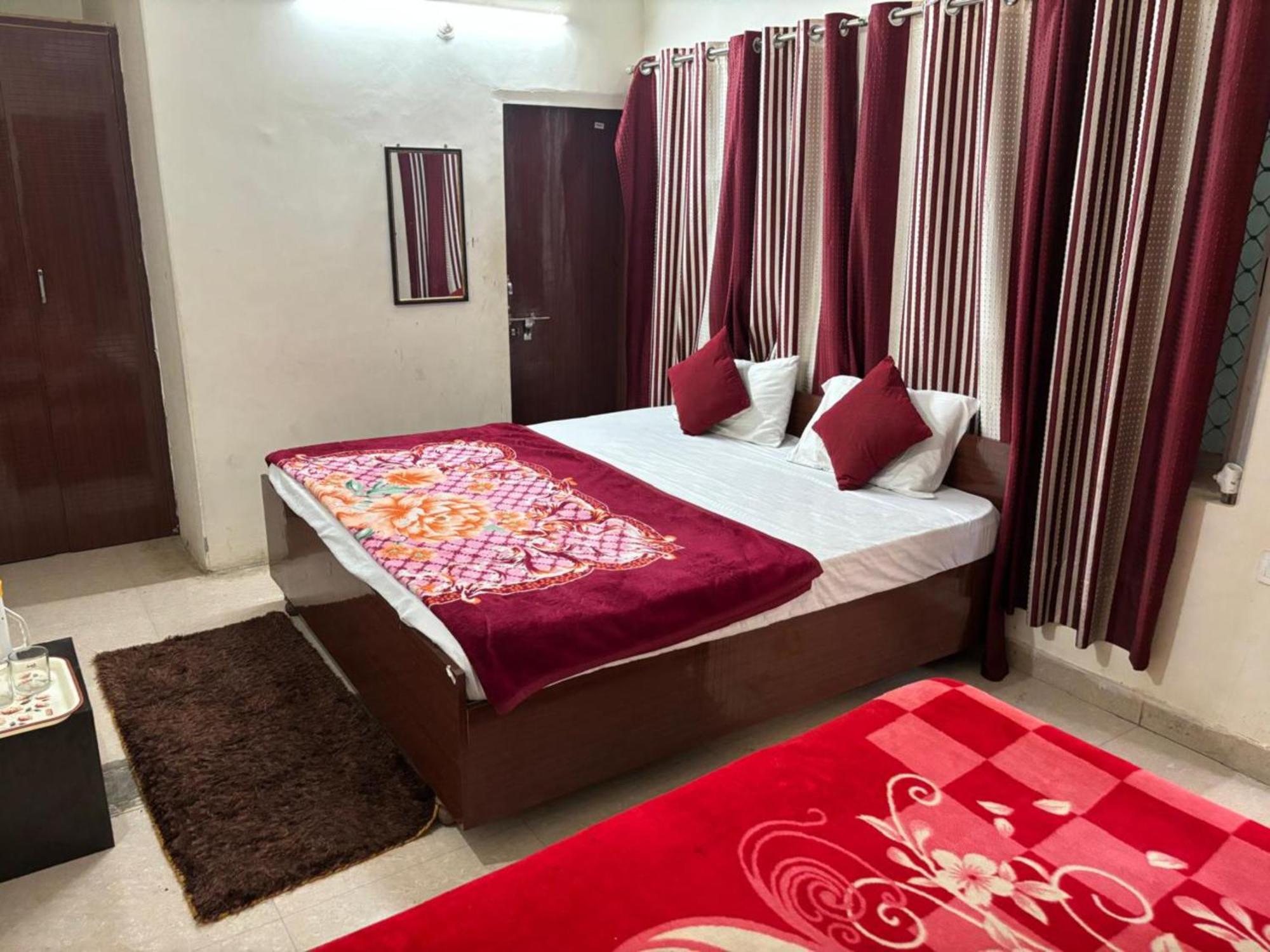 Goroomgo Varanasi Paradise Varanasi - Parking & Restaurant Available - Perfect Location And Comfortable Room Exterior photo