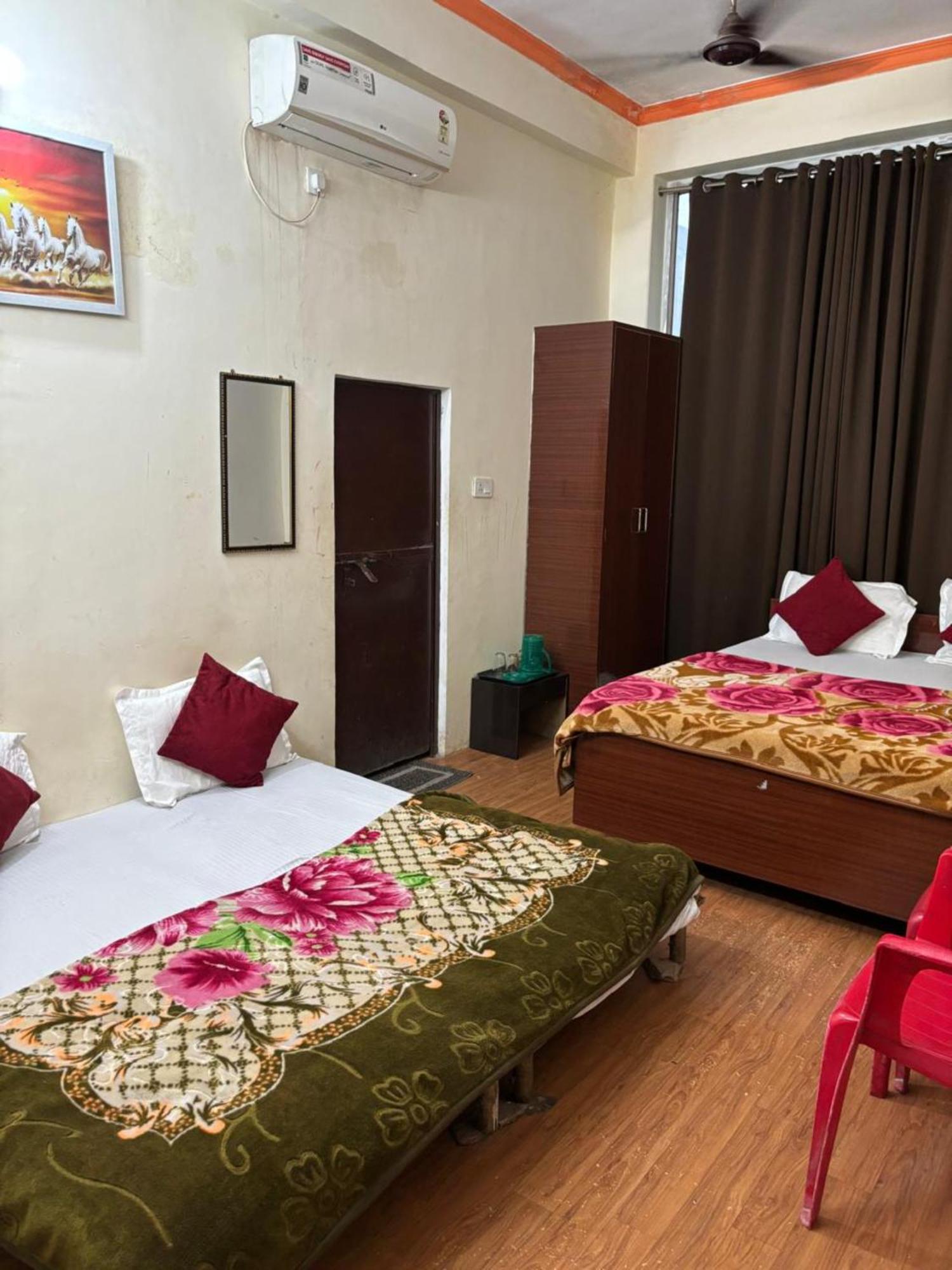 Goroomgo Varanasi Paradise Varanasi - Parking & Restaurant Available - Perfect Location And Comfortable Room Exterior photo
