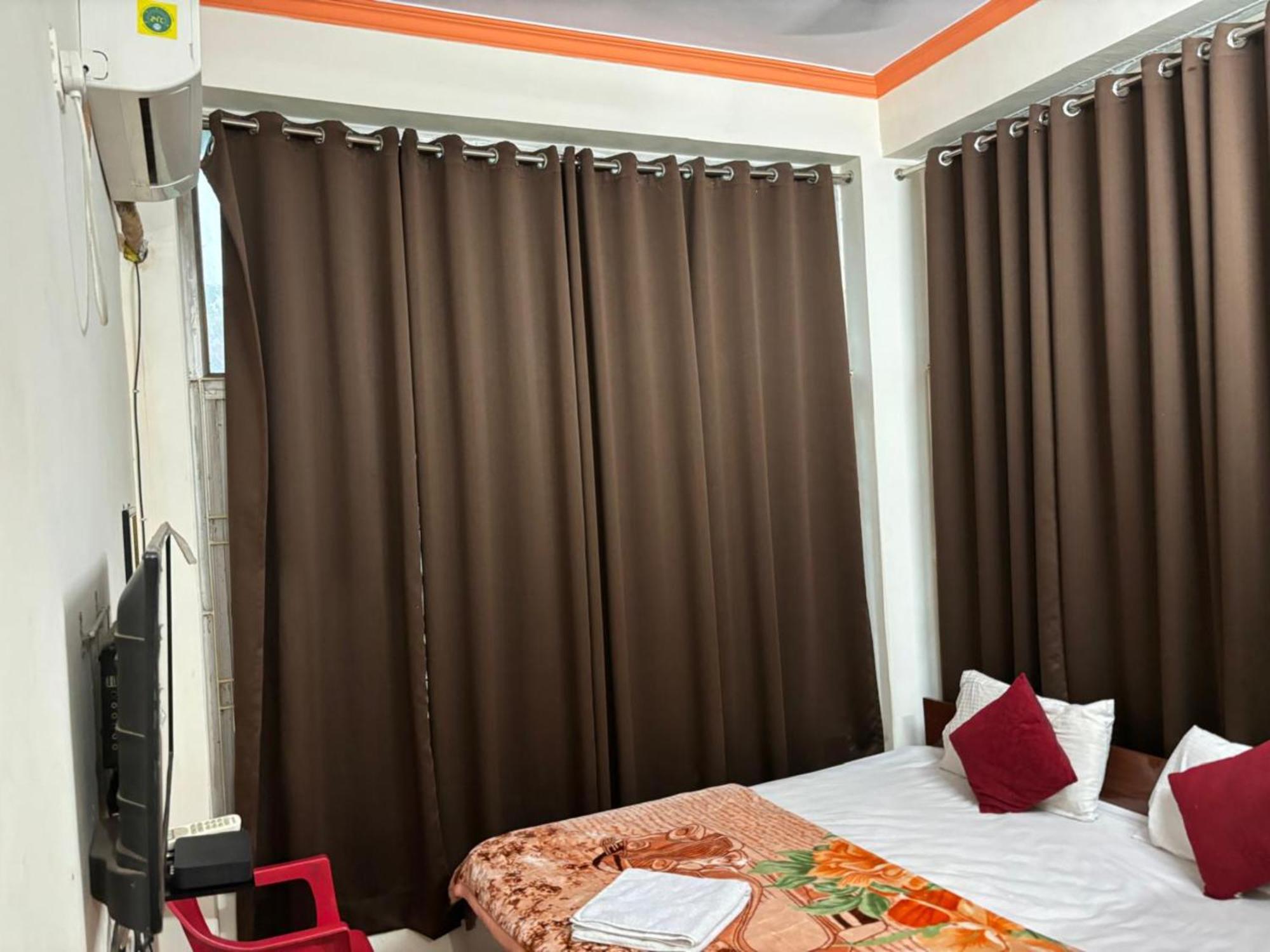Goroomgo Varanasi Paradise Varanasi - Parking & Restaurant Available - Perfect Location And Comfortable Room Exterior photo