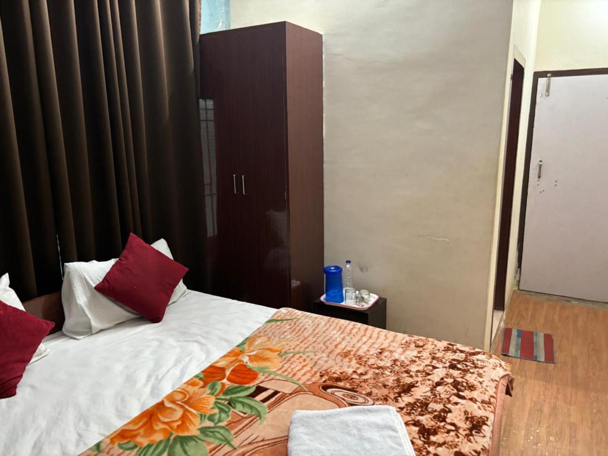 Goroomgo Varanasi Paradise Varanasi - Parking & Restaurant Available - Perfect Location And Comfortable Room Exterior photo