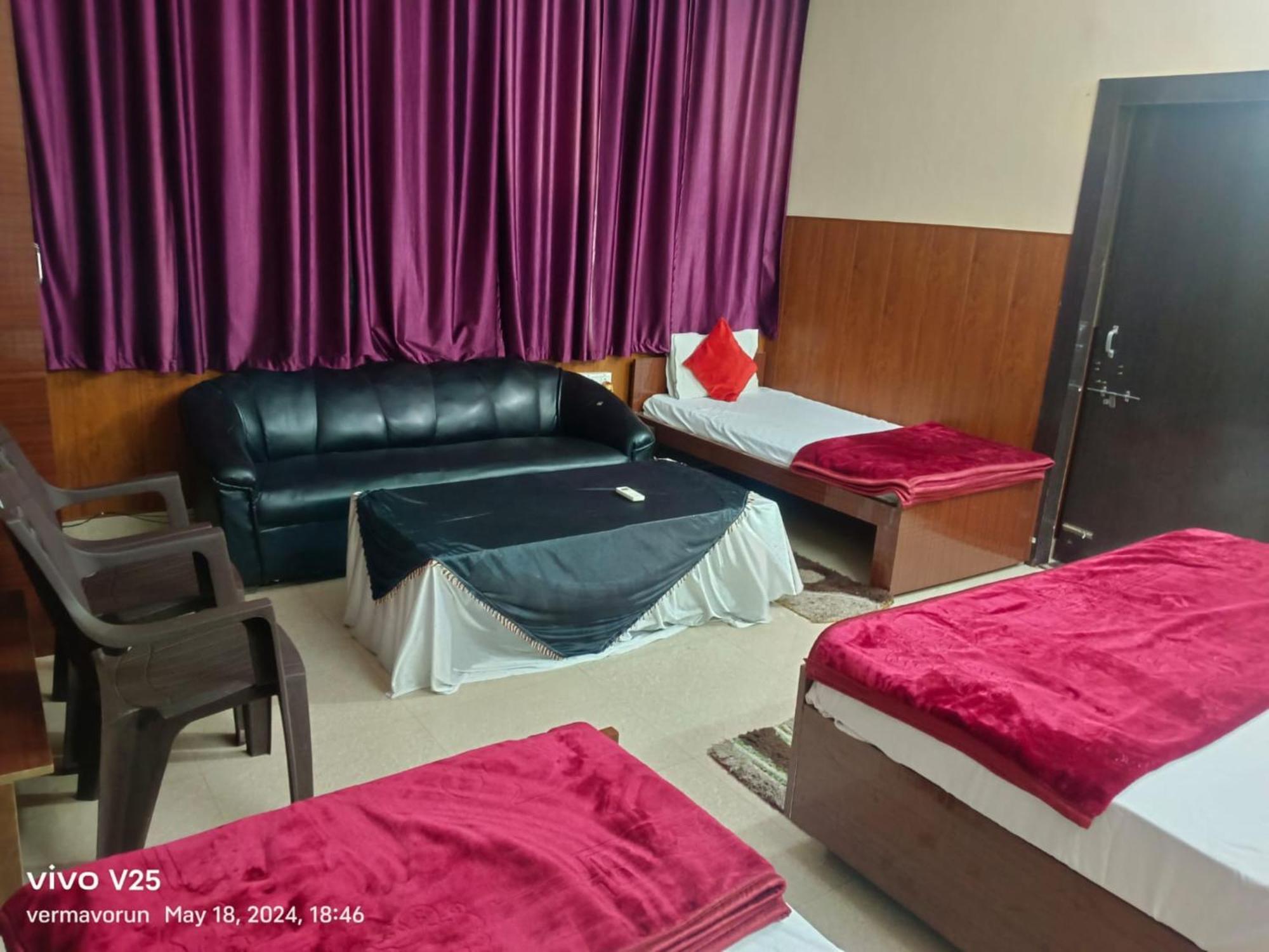 Goroomgo Varanasi Paradise Varanasi - Parking & Restaurant Available - Perfect Location And Comfortable Room Exterior photo